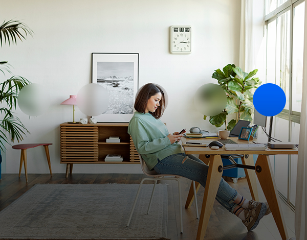 Chica usando el móvil